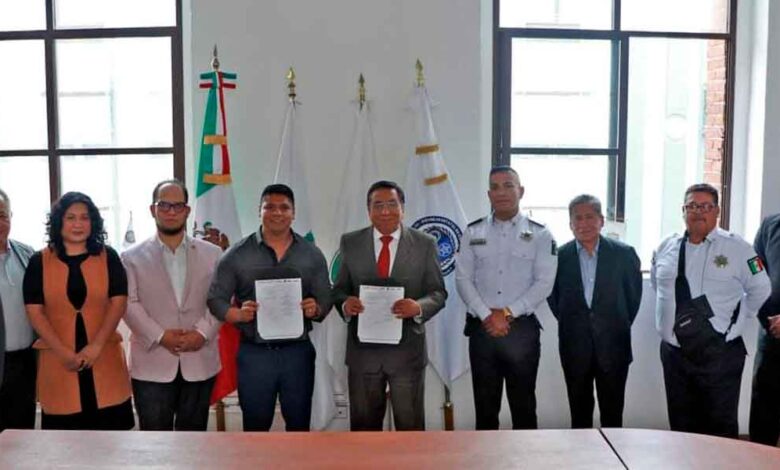 Firma Omar Muñoz, alcalde de Cuautlancingo, convenio con el CECSNSP