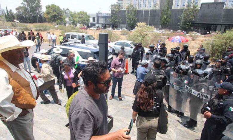 Productores protestan y retienen a funcionaria en oficinas del SAT Angelópolis