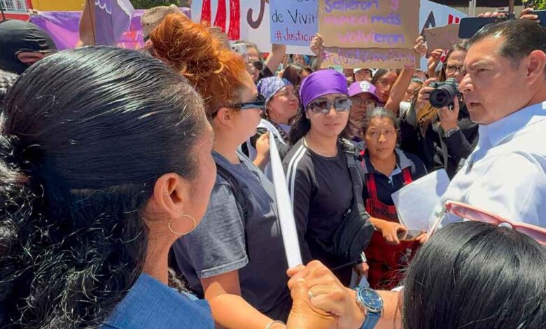 Alejandro Armenta promete justicia y apoyo tras feminicidio en Xicotepec