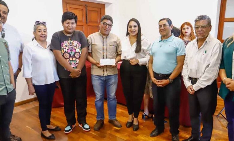 Tonantzin Fernández entrega apoyos económicos a cholultecas