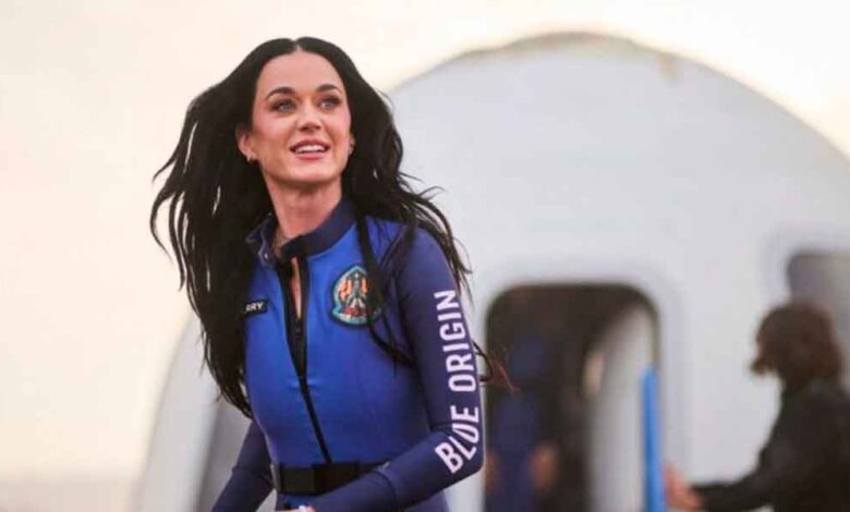 Katy Perry y 5 tripulantes más, regresan con éxito a la Tierra tras vuelo espacial
