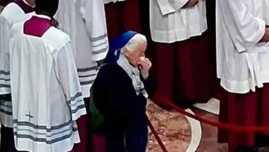 Monja, amiga del papa Francisco, rompe el protocolo y llora frente al féretro