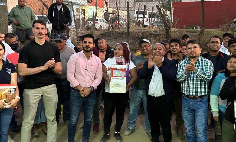 Severiano de la Rosa entrega de alarmas vecinales en San Mateo Mendizábal
