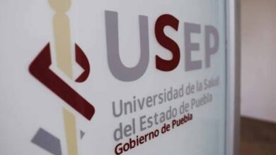 La USEP amplía su cobertura con cuatro nuevas sedes regionales La Universidad de la Salud del Estado de Puebla (USEP) anunció la apertura de cuatro nuevas sedes regionales *USEP* (Gobierno) En seguimiento a las instrucciones del gobernador Alejandro Armenta, la Universidad de la Salud del Estado de Puebla (USEP) anunció la expansión de su cobertura académica con la apertura de cuatro nuevas sedes regionales, como parte del compromiso de formar profesionales de la salud con calidad académica y enfoque social. A partir del próximo ciclo escolar, la USEP iniciará actividades en los municipios de Zoquitlán, Yaonáhuac, Izúcar de Matamoros y Tepexi de Rodríguez, con una matrícula inicial de 240 estudiantes. Las licenciaturas que se impartirán en estas sedes serán Médico Cirujano, Enfermería y Obstetricia, todas ellas diseñadas para atender las principales necesidades de salud en regiones con alta demanda de servicios médicos. Este avance es resultado de la coordinación entre autoridades estatales, municipales y federales, así como del respaldo de la Secretaría de Salud, IMSS Bienestar, el Comité Administrador Poblano para la Construcción de Espacios Educativos (CAPCEE) y la Rectoría de la USEP. La convocatoria de ingreso para las nuevas sedes será publicada el 21 de mayo de 2025, mientras que el inicio de clases está programado para el 25 de agosto del mismo año.