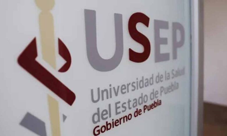 La USEP amplía su cobertura con cuatro nuevas sedes regionales La Universidad de la Salud del Estado de Puebla (USEP) anunció la apertura de cuatro nuevas sedes regionales *USEP* (Gobierno) En seguimiento a las instrucciones del gobernador Alejandro Armenta, la Universidad de la Salud del Estado de Puebla (USEP) anunció la expansión de su cobertura académica con la apertura de cuatro nuevas sedes regionales, como parte del compromiso de formar profesionales de la salud con calidad académica y enfoque social. A partir del próximo ciclo escolar, la USEP iniciará actividades en los municipios de Zoquitlán, Yaonáhuac, Izúcar de Matamoros y Tepexi de Rodríguez, con una matrícula inicial de 240 estudiantes. Las licenciaturas que se impartirán en estas sedes serán Médico Cirujano, Enfermería y Obstetricia, todas ellas diseñadas para atender las principales necesidades de salud en regiones con alta demanda de servicios médicos. Este avance es resultado de la coordinación entre autoridades estatales, municipales y federales, así como del respaldo de la Secretaría de Salud, IMSS Bienestar, el Comité Administrador Poblano para la Construcción de Espacios Educativos (CAPCEE) y la Rectoría de la USEP. La convocatoria de ingreso para las nuevas sedes será publicada el 21 de mayo de 2025, mientras que el inicio de clases está programado para el 25 de agosto del mismo año.