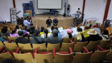 Omar Muñoz atiende a colonos inconformes con el desabasto de agua
