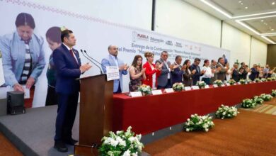 Alejandro Armenta reafirma compromiso con la educación y reconoce a docentes poblanos por su trayectoria