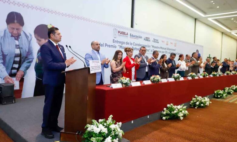 Alejandro Armenta reafirma compromiso con la educación y reconoce a docentes poblanos por su trayectoria