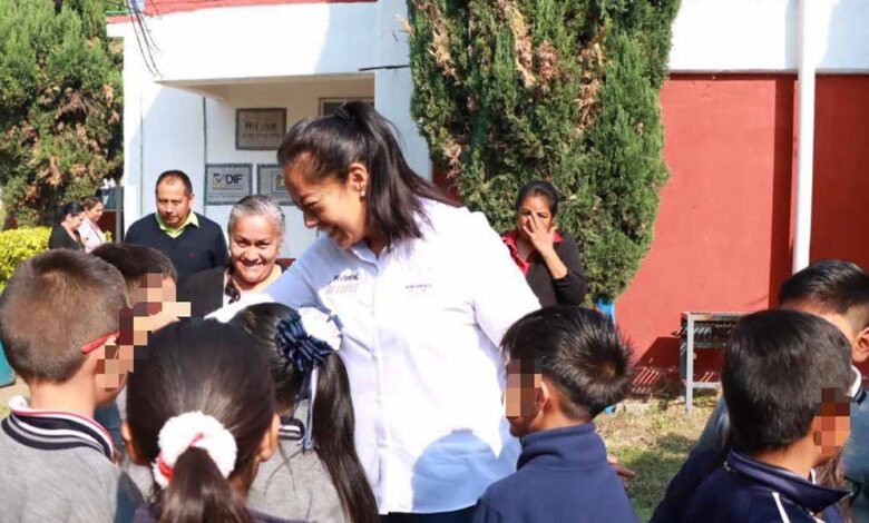 Ariadna Ayala inicia la rehabilitación de la cancha deportiva en la primaria Braulio Rodríguez