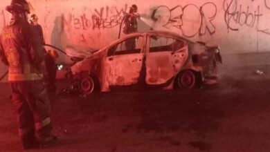 Hallan vehículo calcinado con cadáver en la cajuela, en Periférico Ecológico