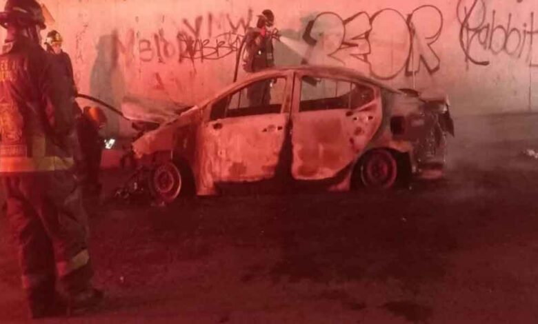 Hallan vehículo calcinado con cadáver en la cajuela, en Periférico Ecológico