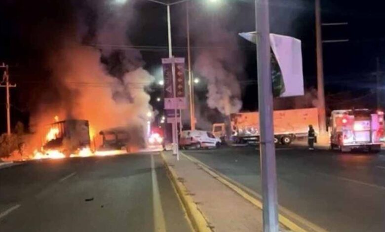 Ola de bloqueos carreteros en cinco municipios de Sinaloa tras acción de grupos delictivos