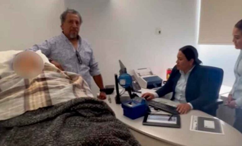 Indignación en Oaxaca, banco obliga a adulta mayor de 96 años a ir en camilla para trámite