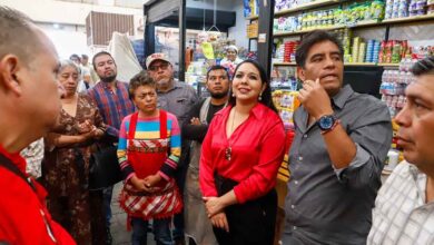 Tonantzin Fernández escucha y dialoga con comerciantes del Tianguis Xixitla