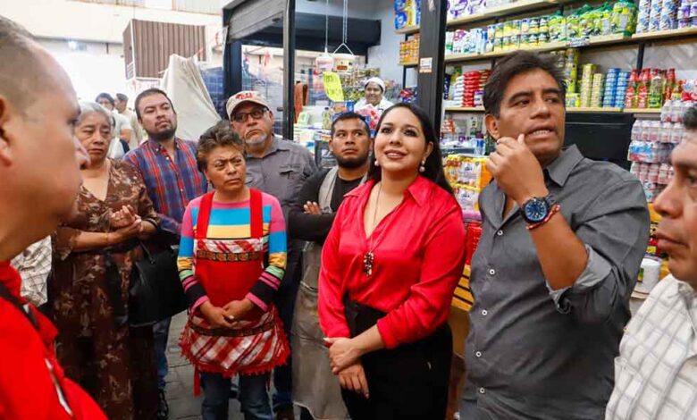 Tonantzin Fernández escucha y dialoga con comerciantes del Tianguis Xixitla