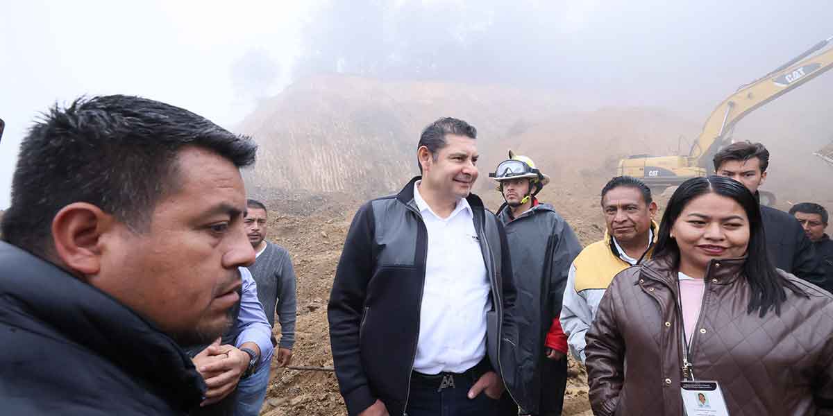 Respuesta inmediata del Gobierno de Puebla ante derrumbe en carretera de Eloxochitlán