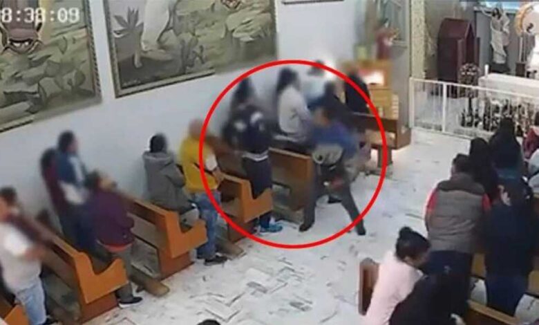 Atacan a puñaladas a un hombre dentro de una iglesia del Estado de México