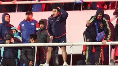 Caos en el fútbol: Suspenden partido tras batalla campal entre hinchas del Independiente y de la U de Chile