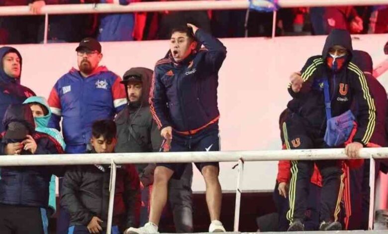Caos en el fútbol: Suspenden partido tras batalla campal entre hinchas del Independiente y de la U de Chile
