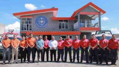 Con entrega de uniformes y pastel, el Presidente Municipal Severiano de la Rosa celebra a los bomberos de Amozoc en su día.