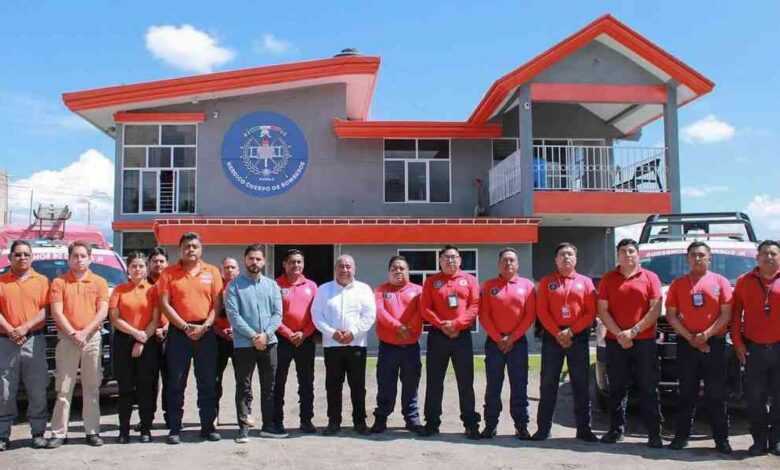 Con entrega de uniformes y pastel, el Presidente Municipal Severiano de la Rosa celebra a los bomberos de Amozoc en su día.