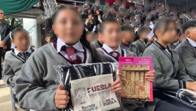 Alumnas poblanas podrán elegir entre falda o pantalón como uniforme escolar