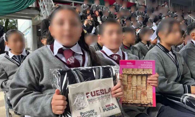 Alumnas poblanas podrán elegir entre falda o pantalón como uniforme escolar