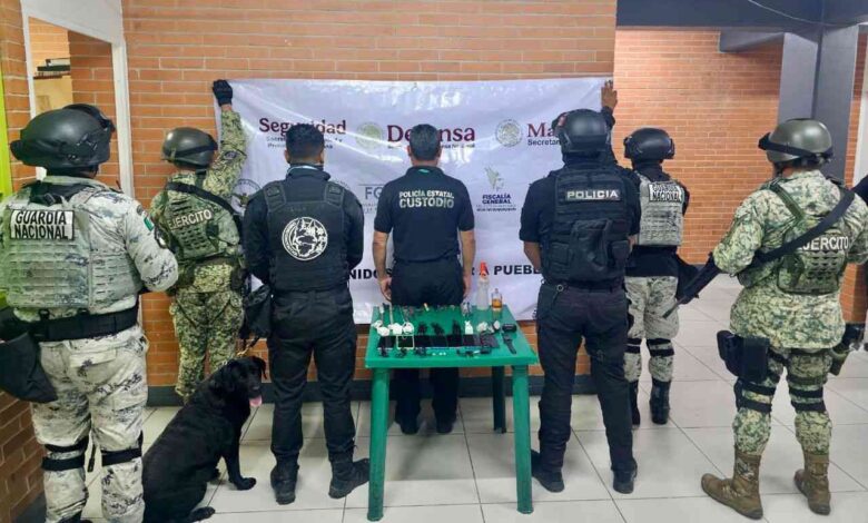 Autoridades decomisan objetos prohibidos en operativos simultáneos en penales de Puebla
