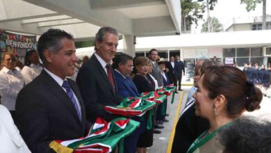 Ayuntamiento de Puebla entrega banderas a escuelas para fortalecer identidad cívica