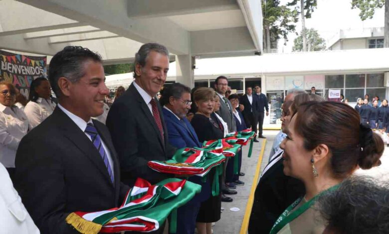 Ayuntamiento de Puebla entrega banderas a escuelas para fortalecer identidad cívica