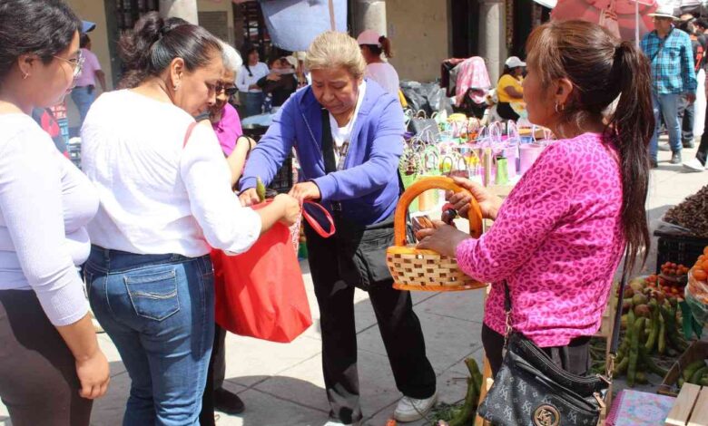 Comerciantes se instalan en la Plaza de la Concordia para el tradicional Trueque