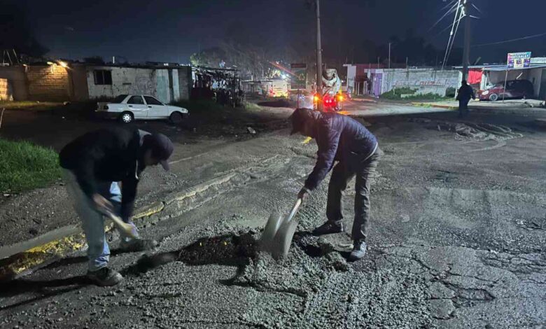 En Amozoc realizan bacheo nocturno para mejorar vialidades