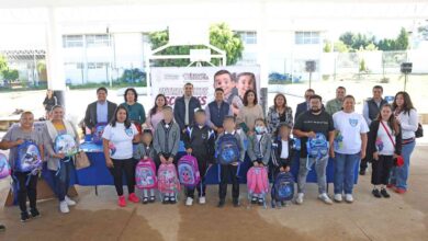 Omar Muñoz y Tere Alfaro continúan entrega de kits escolares