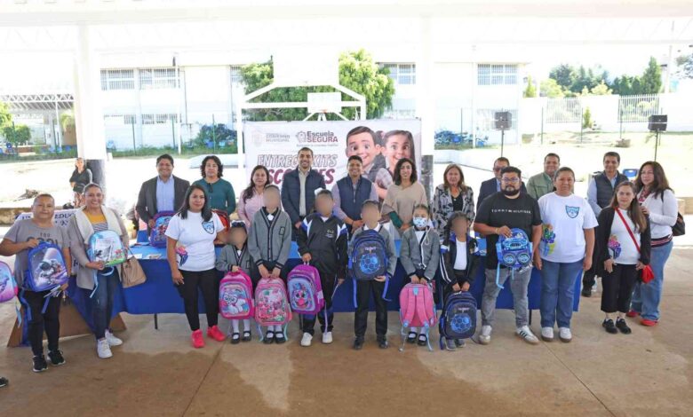 Omar Muñoz y Tere Alfaro continúan entrega de kits escolares