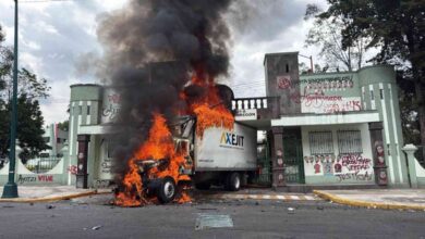Padres y normalistas de Ayotzinapa exigen justicia_ camión derriba puerta del Campo Militar 1-A en Naucalpan