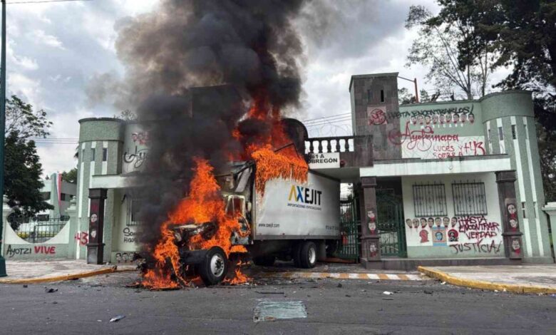 Padres y normalistas de Ayotzinapa exigen justicia_ camión derriba puerta del Campo Militar 1-A en Naucalpan