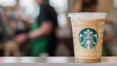 Starbucks anuncia cierre de cientos de tiendas y despidos corporativos en su plan de reestructuración