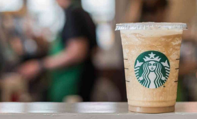 Starbucks anuncia cierre de cientos de tiendas y despidos corporativos en su plan de reestructuración