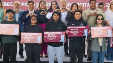 Entrega Tonantzin Fernández becas a jóvenes estudiantes y deportistas de San Pedro Cholula
