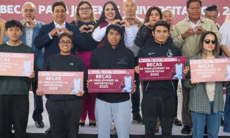 Entrega Tonantzin Fernández becas a jóvenes estudiantes y deportistas de San Pedro Cholula