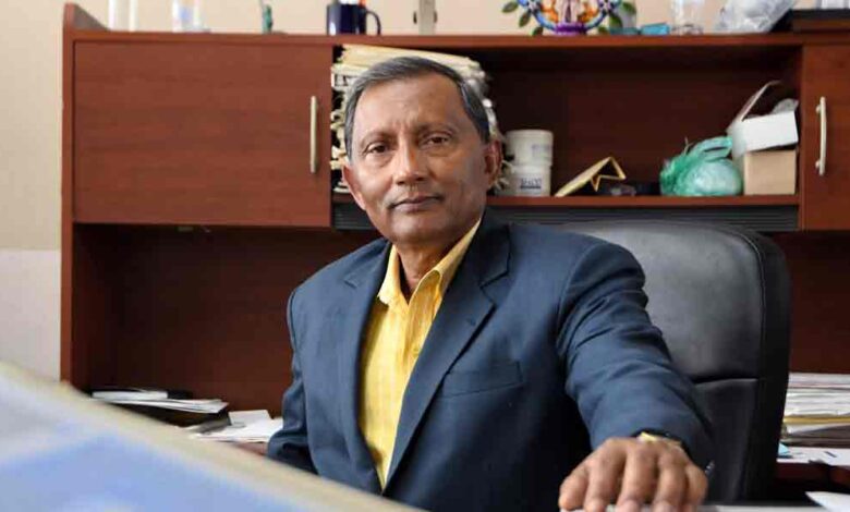 La nanociencia como arte; investigador emérito de la BUAP transforma lirio acuático en fertilizante y adoquines