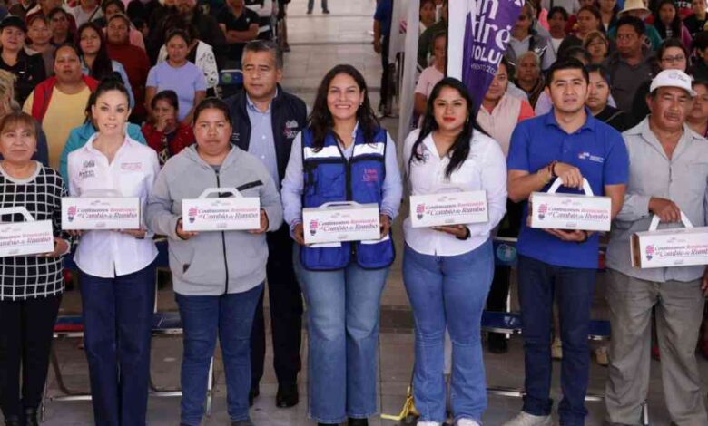 Beneficia Lupita Cuautle a 500 familias con entrega de focos ahorradores (1)