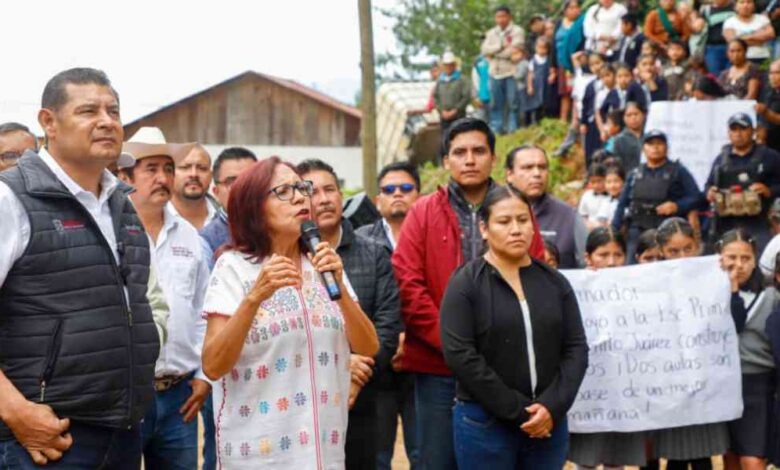 Con módulos de maquinaria, Gobierno de Puebla abre caminos afectados por deslaves en Eloxochitlán