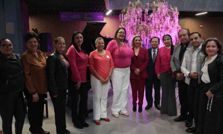 Congreso ilumina árbol de color rosa como símbolo de esperanza y prevención contra el cáncer de mama