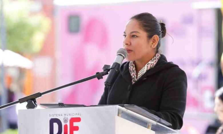 San Andrés Cholula se ilumina de rosa_ Gobierno de Lupita Cuautle impulsa prevención contra el cáncer de mama