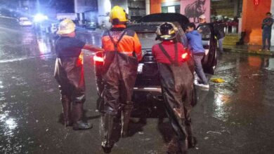 Tras inundación en Bulevar Carmelitas, PC rescata a personas de sus autos