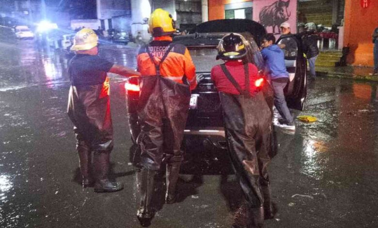 Tras inundación en Bulevar Carmelitas, PC rescata a personas de sus autos