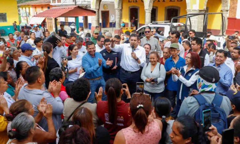 W Gobierno federal y estatal restablecen caminos, entregan víveres y rehabilitan servicios en Pahuatlán