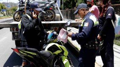 Agentes de tránsito en operativo inspeccionando motocicletas