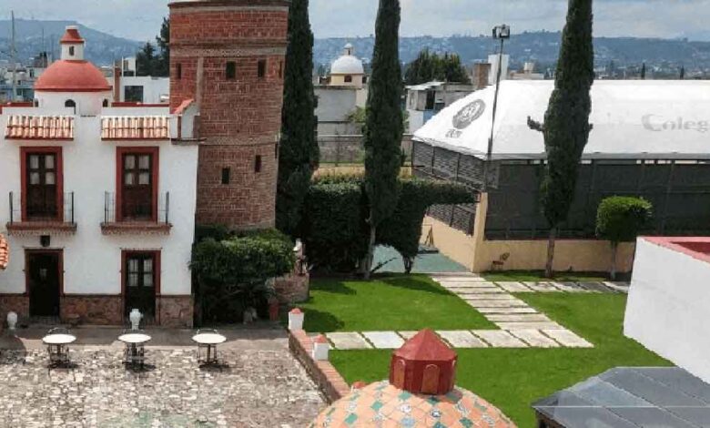 Fachada del Colegio Juventus de Puebla o Imagen de la zona de recreo de una escuela acordonada